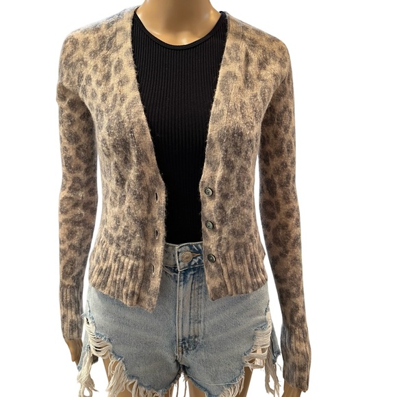 Adorable cheetah print cashmere cardigan - Picture 4 of 8